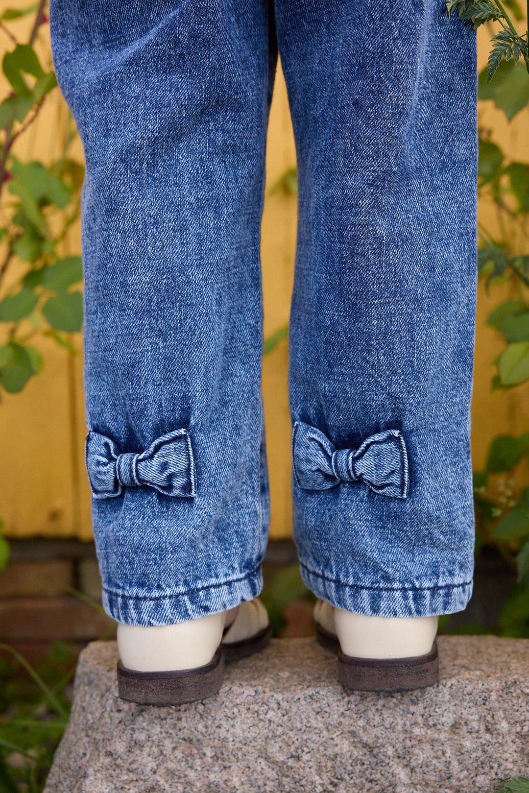 FRILL DENIM PANTS W. BOW - BLOCK SPRAY