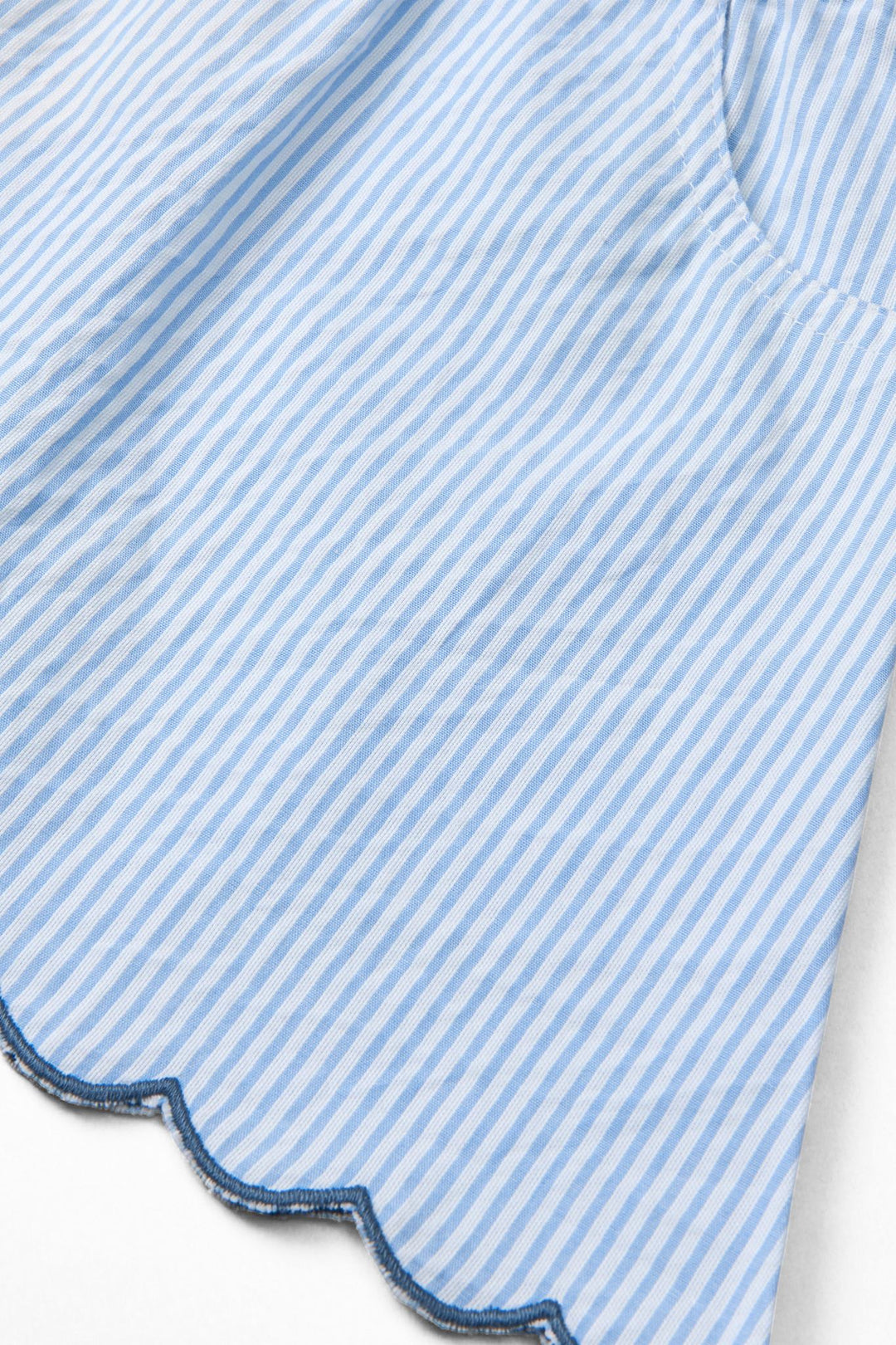 SEERSUCKER SKIRT W. SCALLOPS - SKY BLUE W CREAM STRIPE