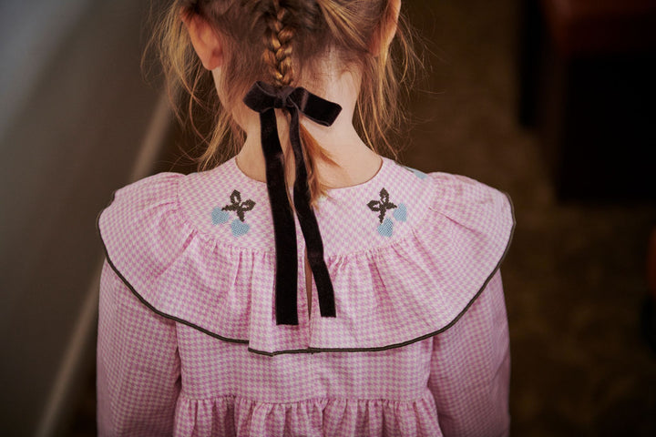 HOUNDSTOOTH FRILL DRESS W. EMBROIDERY - SYRINGA COMB