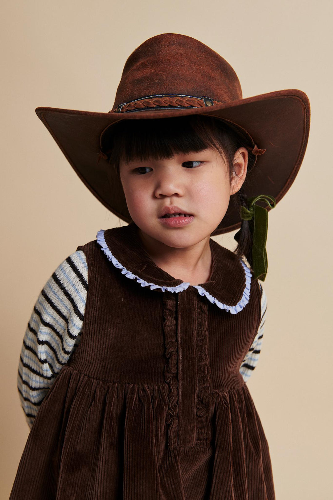 CORDUROY DRESS W. RUFFLE AND COLLAR DETAIL - DK BROWN COMB