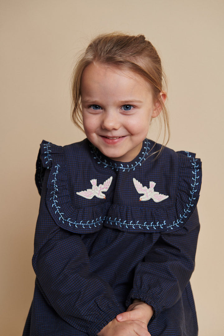 CHECKERED DRESS W. EMB. AND RUFFLE - BROWN BLUE CHECK COMB