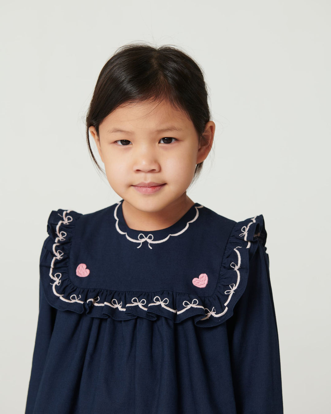 Dress w. Frill & Embroidery - Navy Comb.