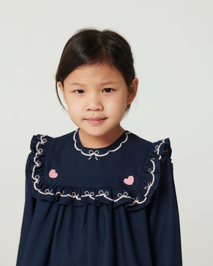 Dress w. Frill & Embroidery - Navy Comb.