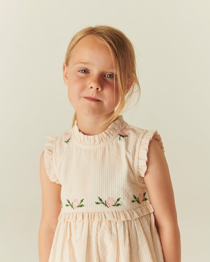 SEERSUCKER DRESS W. RUFFLES AND EMB. - DUSTY ROSE W CREAM STRIPE