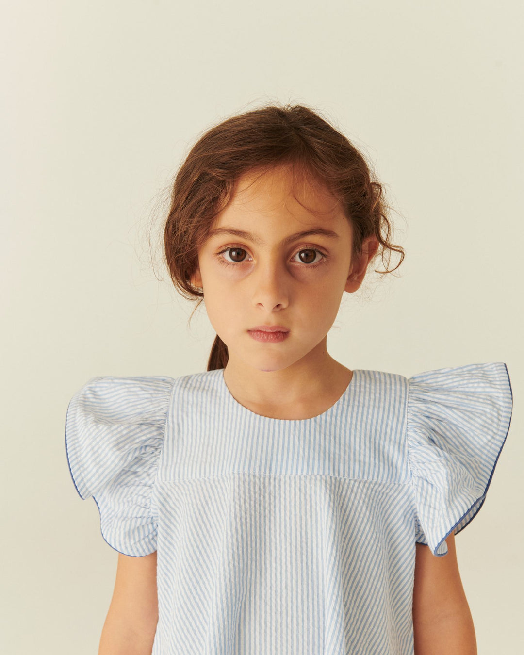 SEERSUCKER DRESS W. FRILL SLEEVES - SKY BLUE W CREAM STRIPE W OCEAN BLUE