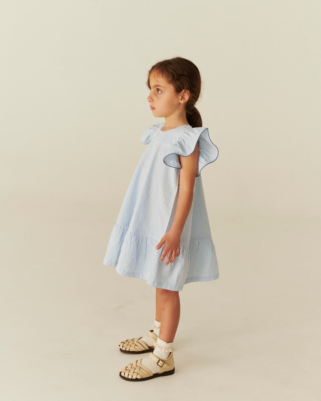 SEERSUCKER DRESS W. FRILL SLEEVES - SKY BLUE W CREAM STRIPE W OCEAN BLUE