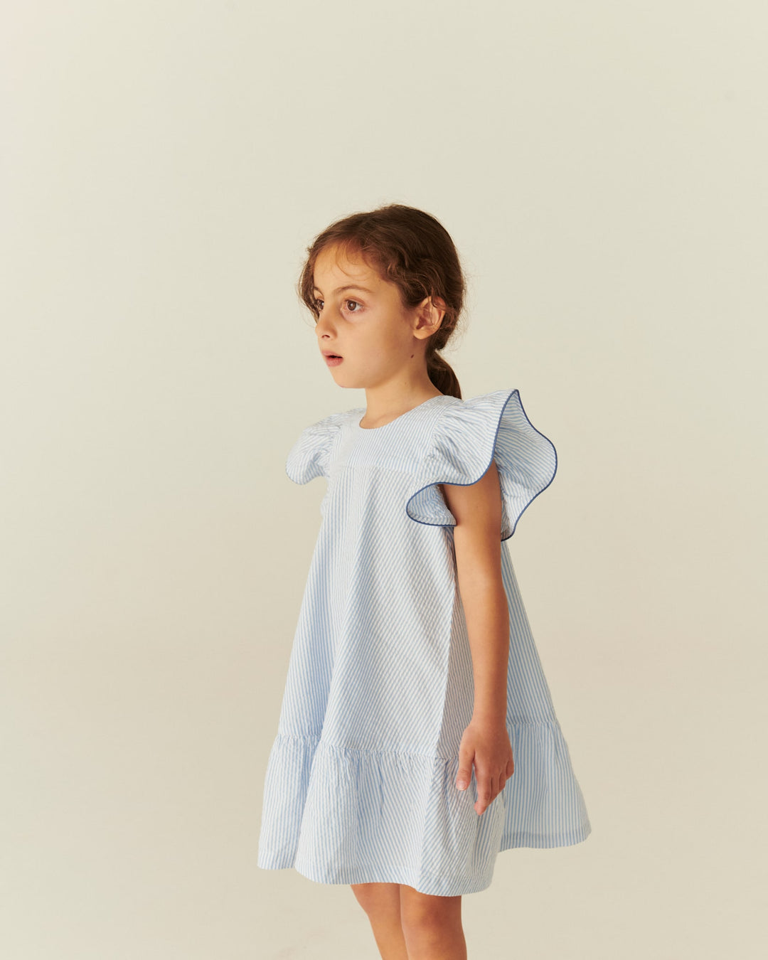 SEERSUCKER DRESS W. FRILL SLEEVES - SKY BLUE W CREAM STRIPE W OCEAN BLUE