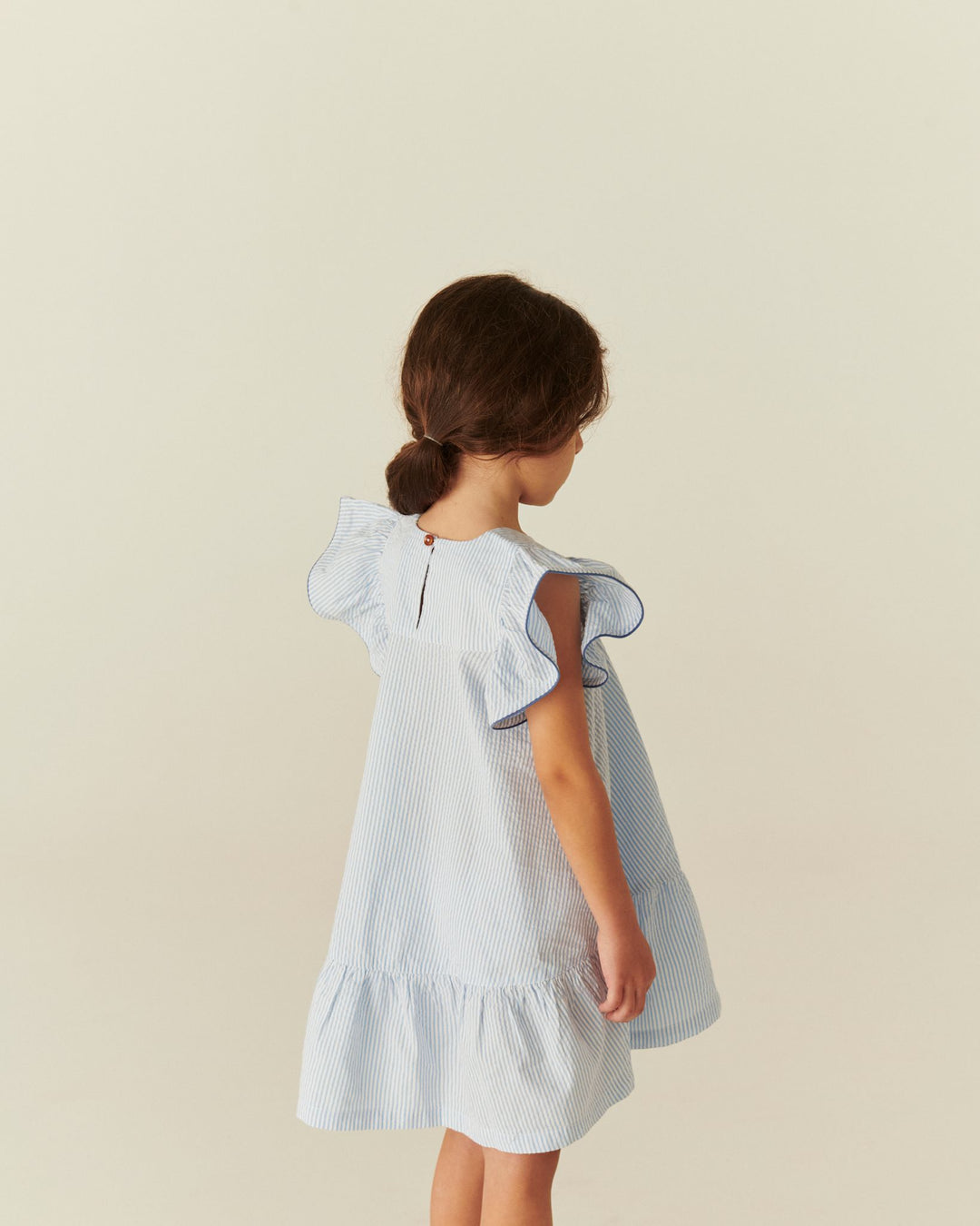 SEERSUCKER DRESS W. FRILL SLEEVES - SKY BLUE W CREAM STRIPE W OCEAN BLUE