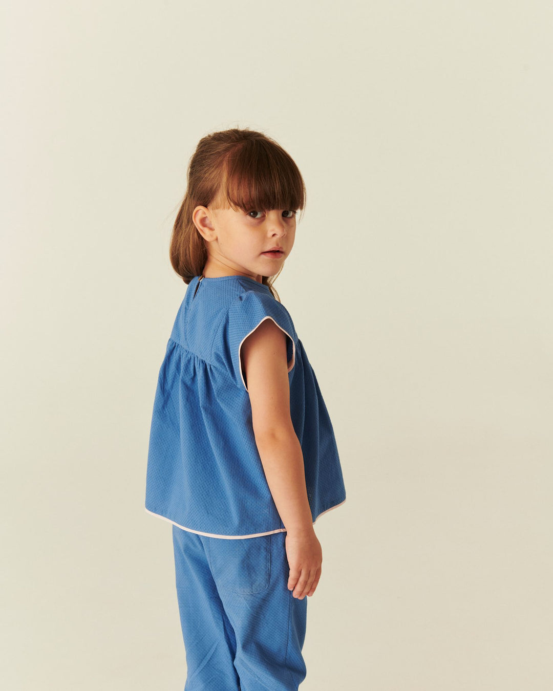 BLOUSE W. CONTRAST PIPING - OCEAN BLUE COMB.