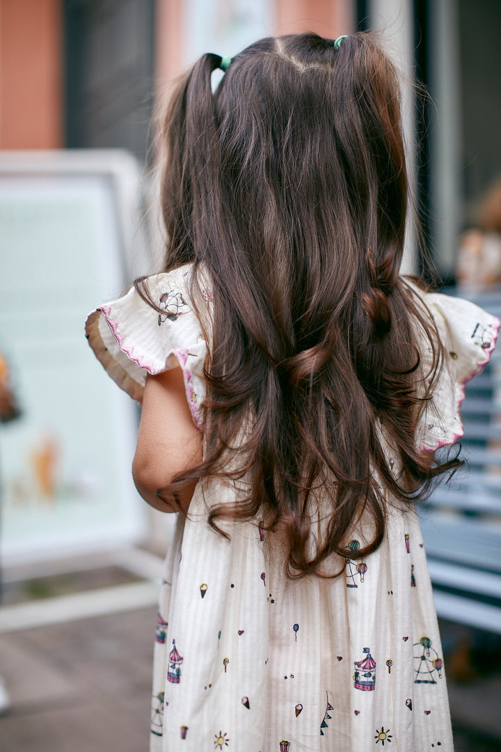 PRINTED DRESS W. RUFFLE SLEEVES - CREAM PRINT