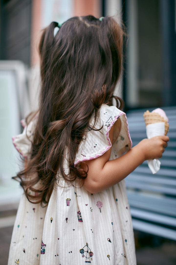 PRINTED DRESS W. RUFFLE SLEEVES - CREAM PRINT