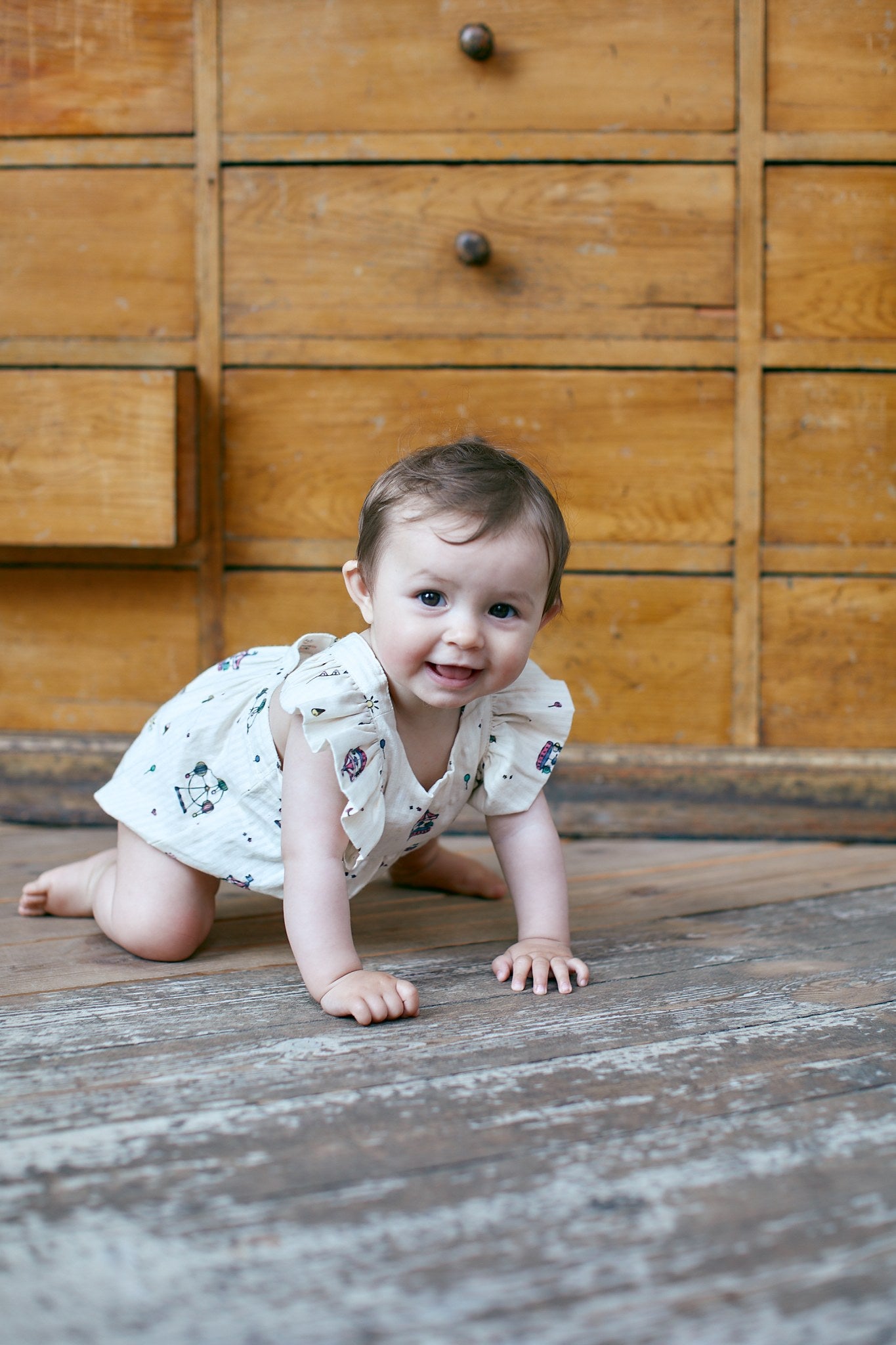 PRINTED ROMPER W. SUSPENCERS - CREAM PRINT