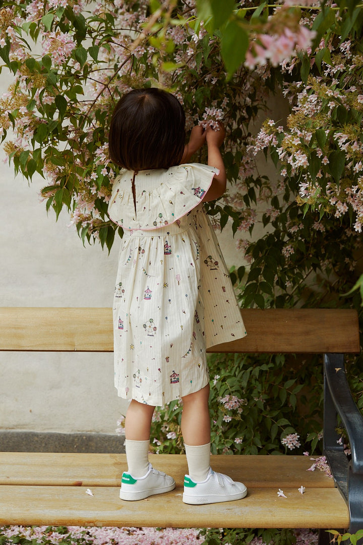 PRINTED DRESS W. FRILL - CREAM PRINT