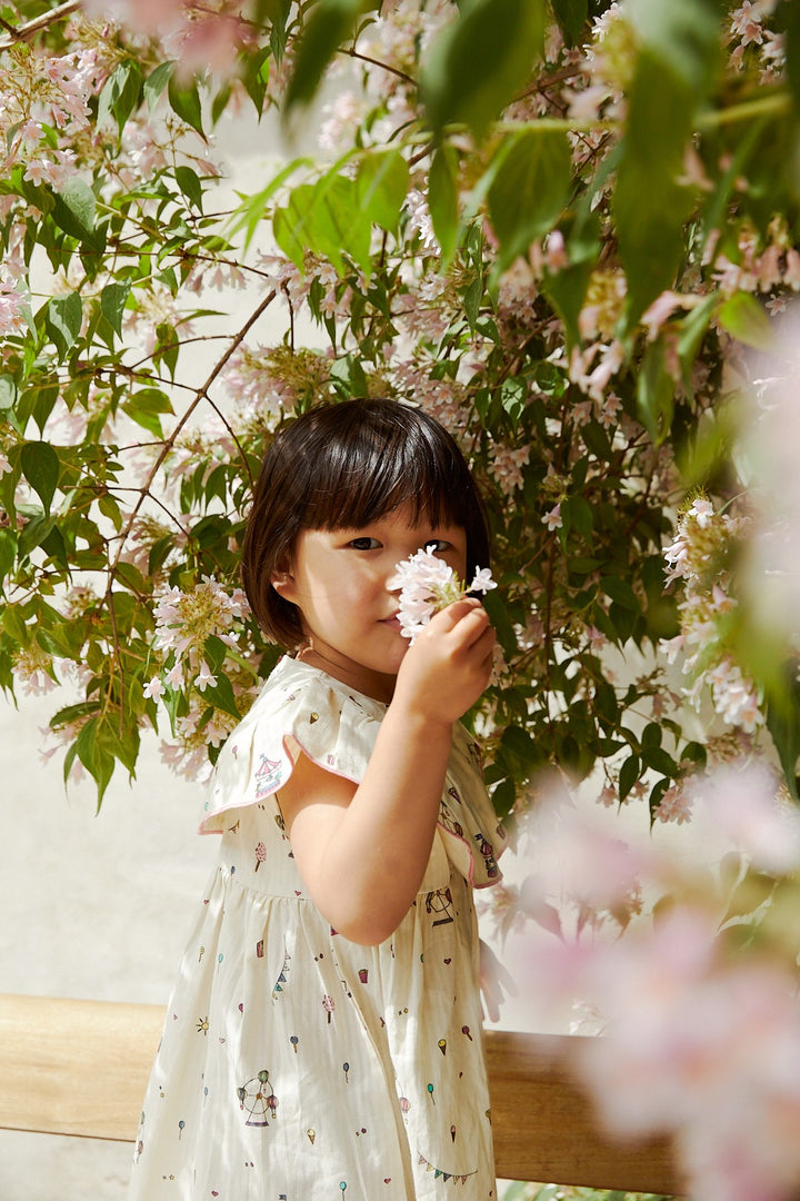 PRINTED DRESS W. FRILL - CREAM PRINT
