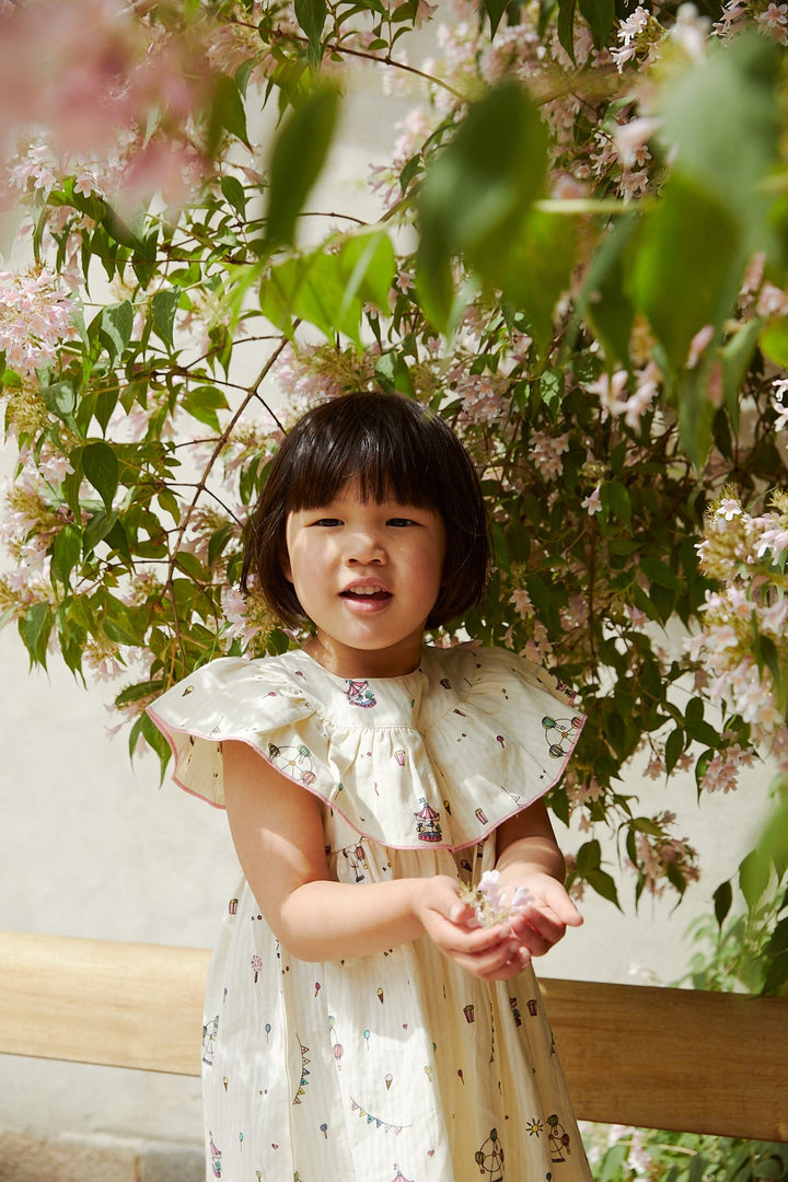 PRINTED DRESS W. FRILL - CREAM PRINT