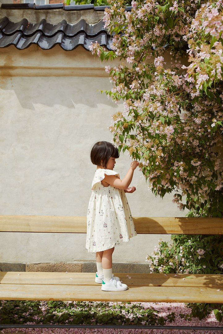 PRINTED DRESS W. FRILL - CREAM PRINT