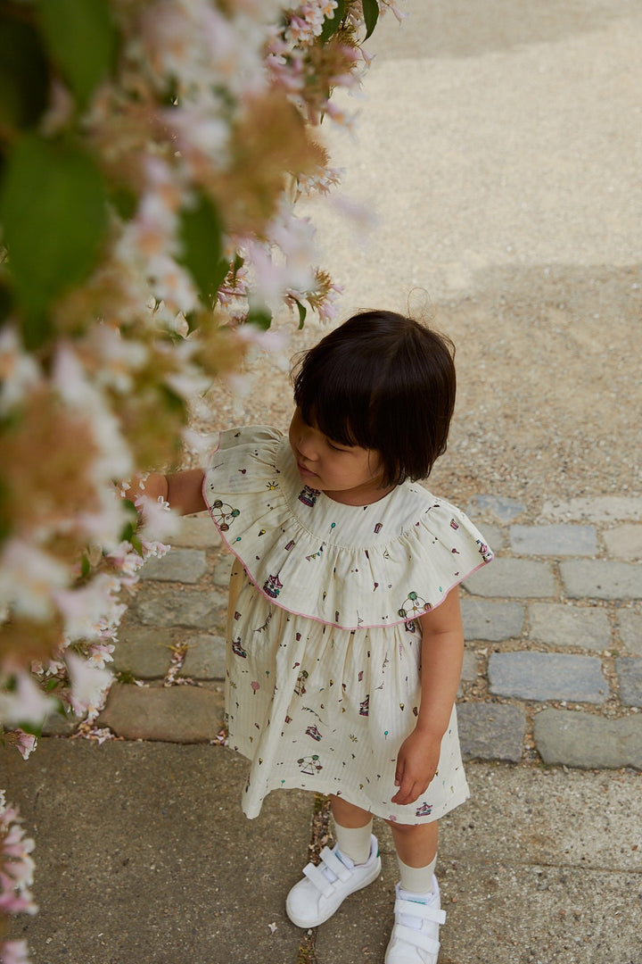 PRINTED DRESS W. FRILL - CREAM PRINT