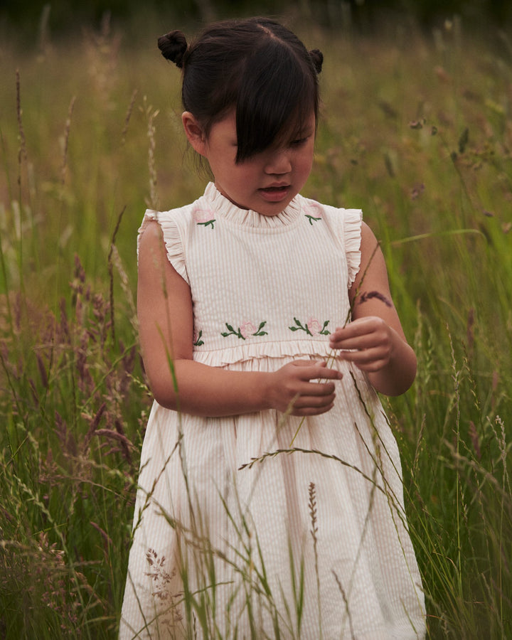 SEERSUCKER DRESS W. RUFFLES AND EMB. - DUSTY ROSE W CREAM STRIPE