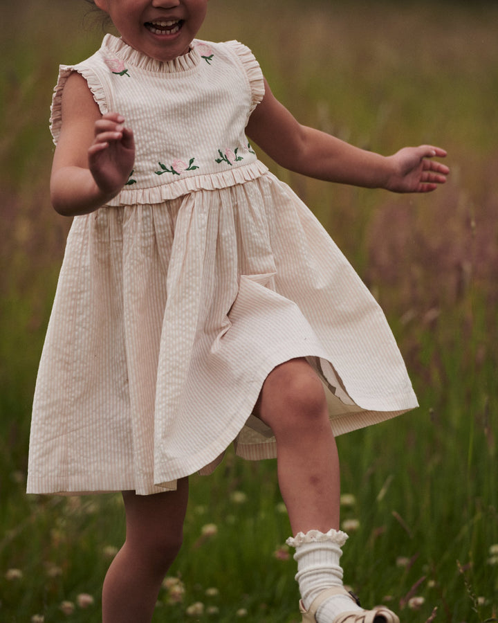 SEERSUCKER DRESS W. RUFFLES AND EMB. - DUSTY ROSE W CREAM STRIPE
