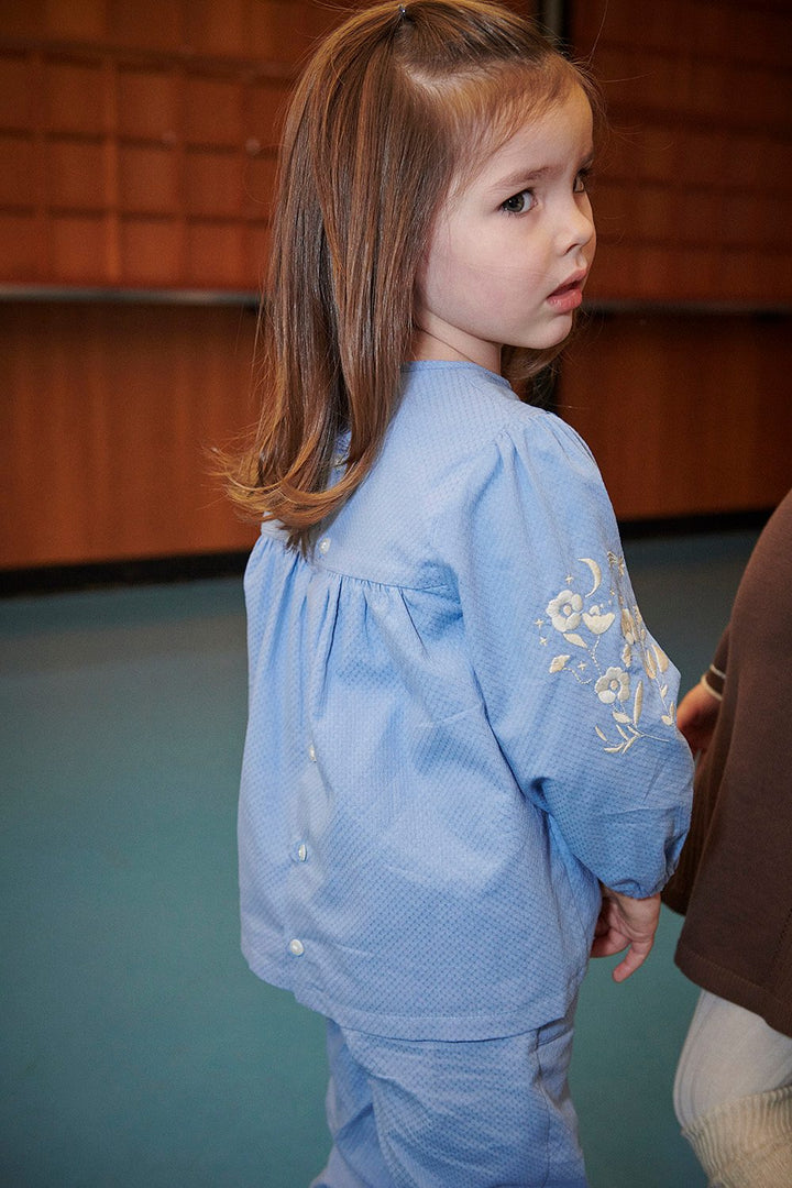 LS Blouse w. Flower Embroidery - Endless Blue