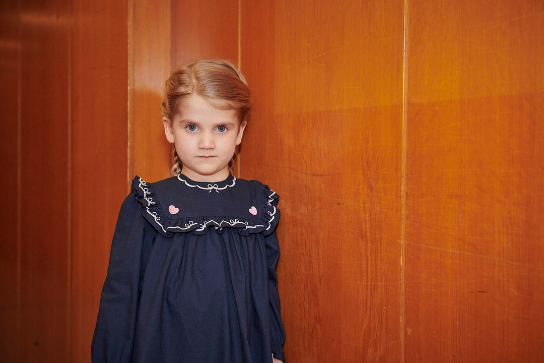 Dress w. Frill & Embroidery - Navy Comb.