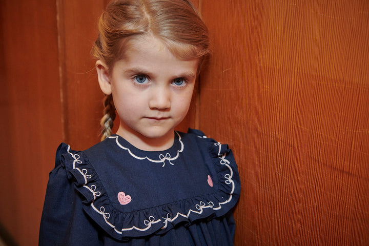 Dress w. Frill & Embroidery - Navy Comb.