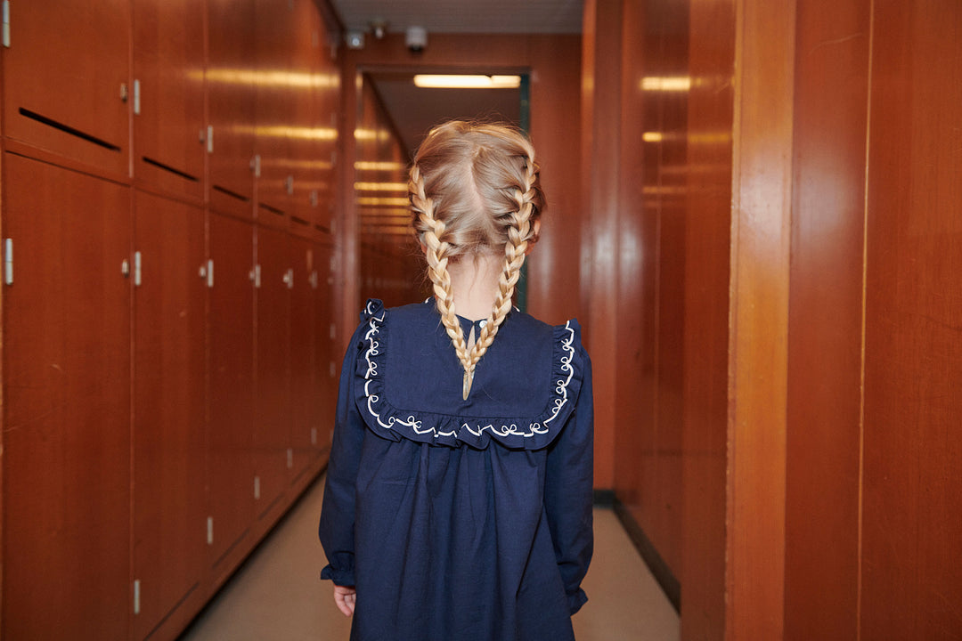 Dress w. Frill & Embroidery - Navy Comb.