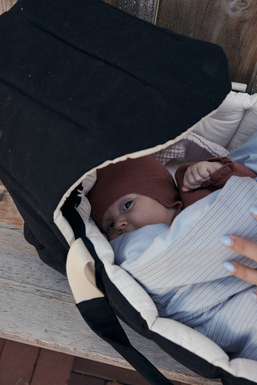 2 IN 1 HOOD FOR LIFT AND PRAM PILLOW - BLACK SOLID W. CREAM STRIPE