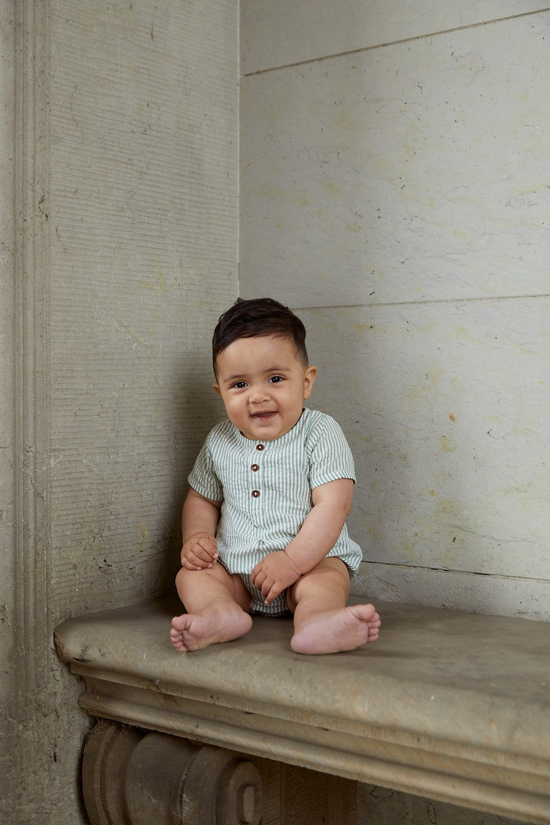 SEERSUCKER ROMPER W. SLEEVES - GREEN W CREAM STRIPE