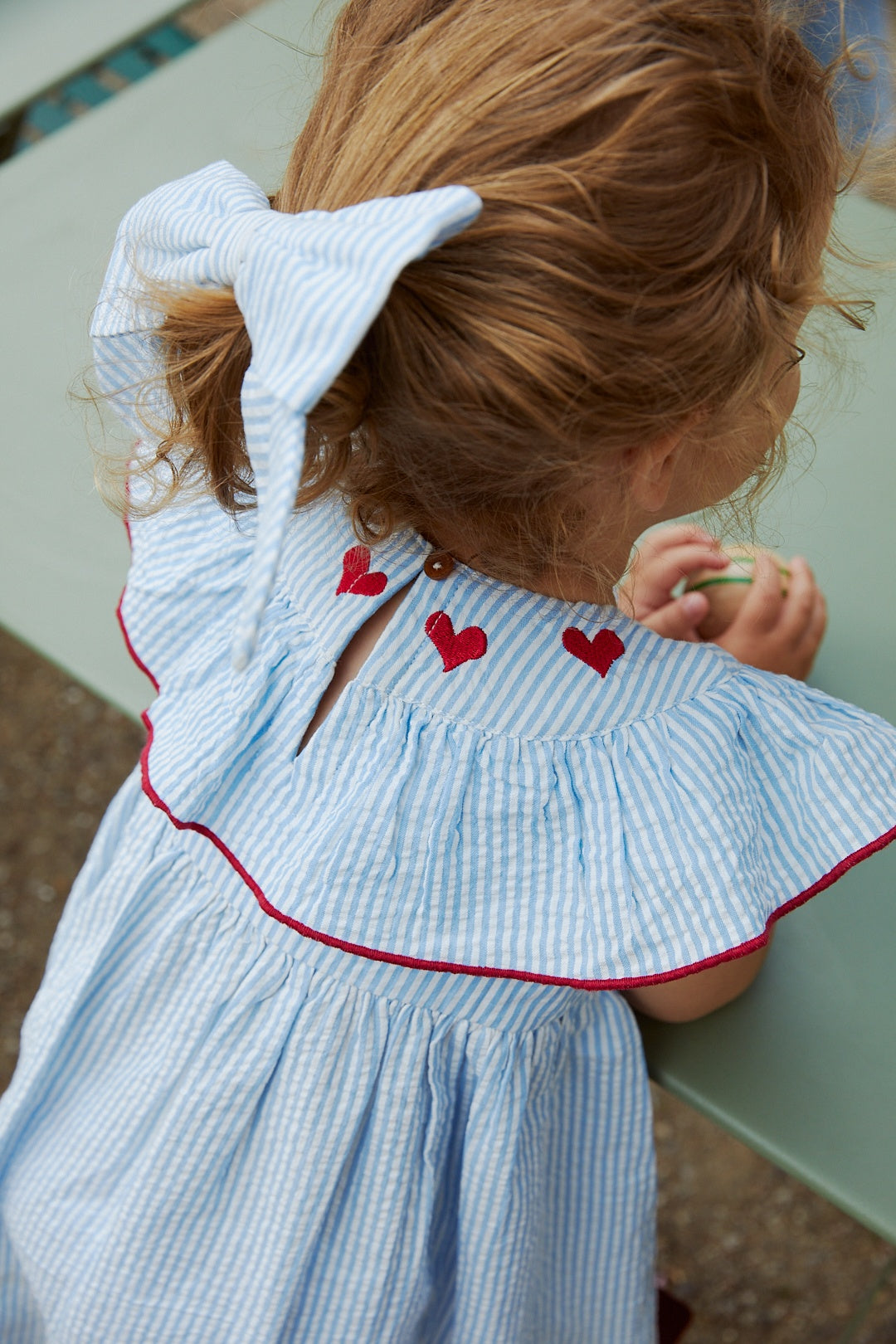 SEERSUCKER DRESS W. HEART - SKY BLUE W CREAM STRIPE W BERRY