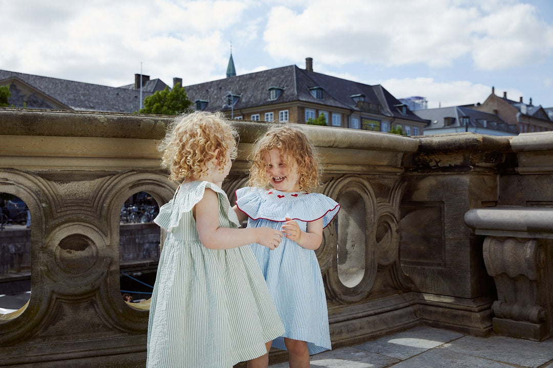 SEERSUCKER DRESS W. HEART - SKY BLUE W CREAM STRIPE W BERRY