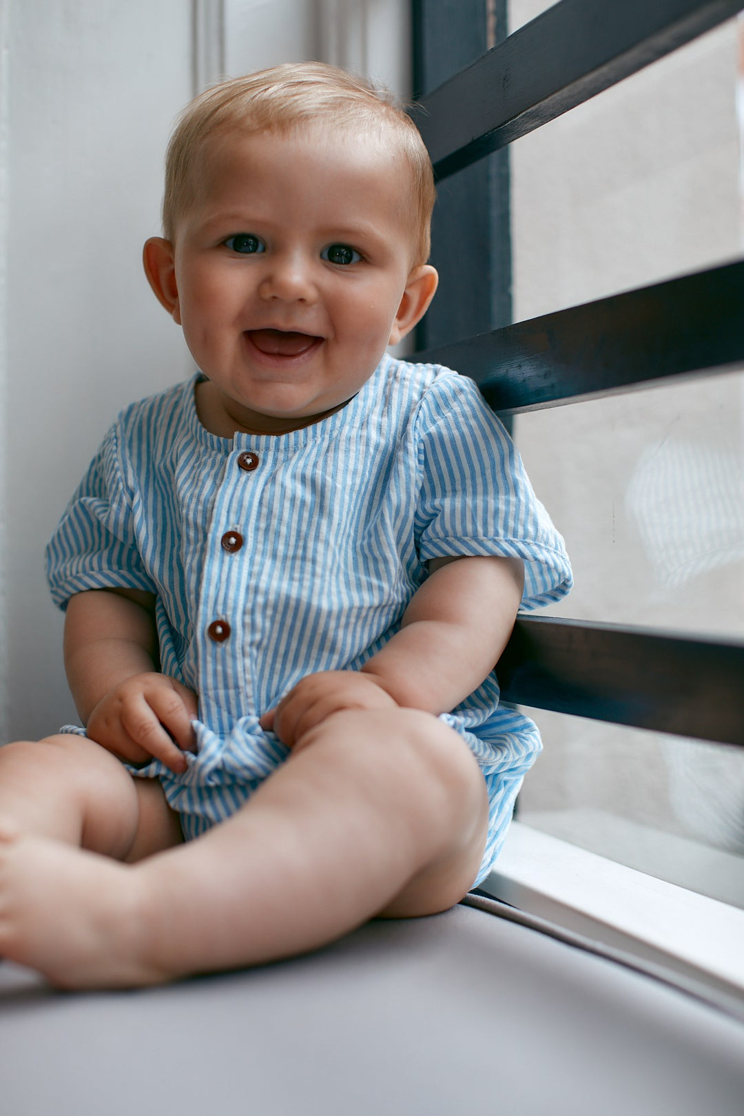 SEERSUCKER ROMPER W. SLEEVES - SKY BLUE W CREAM STRIPE