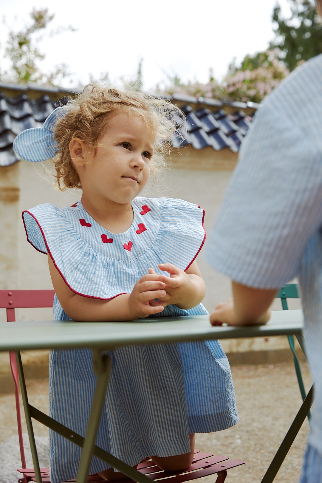 SEERSUCKER DRESS W. HEART - SKY BLUE W CREAM STRIPE W BERRY