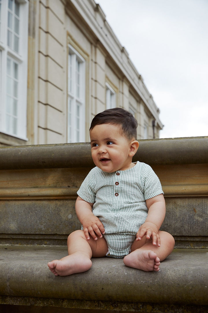 SEERSUCKER ROMPER W. SLEEVES - GREEN W CREAM STRIPE
