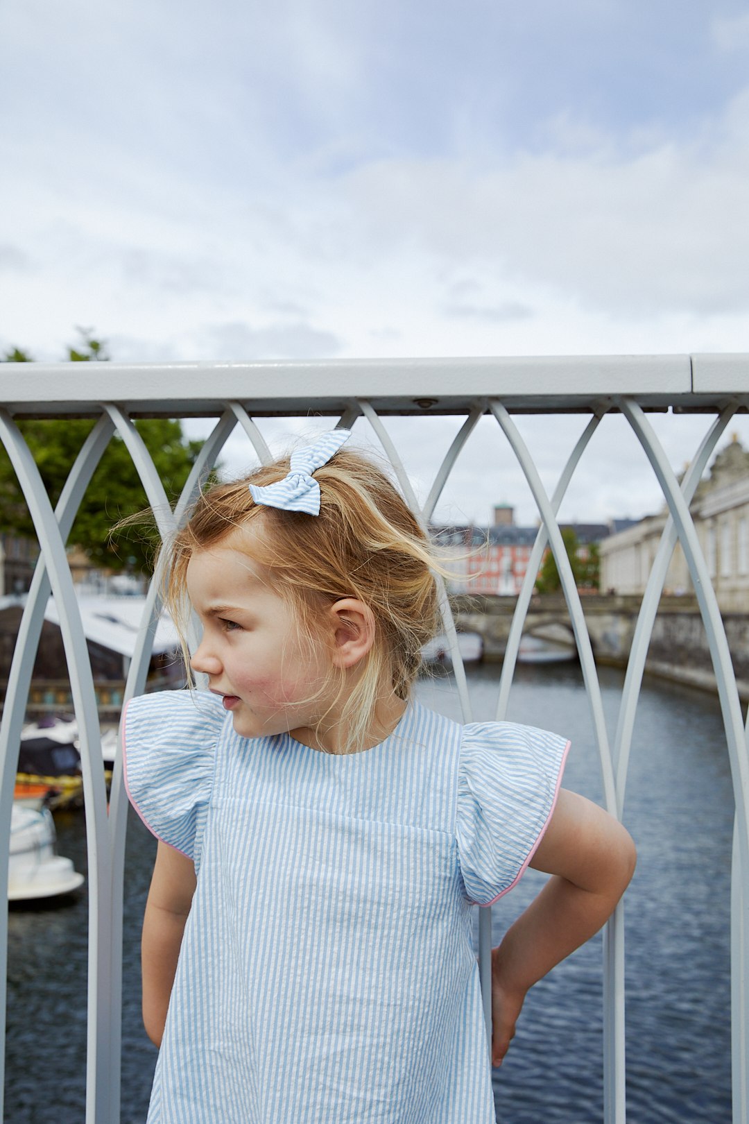 SEERSUCKER DRESS W. FRILL SLEEVES - SKY BLUE W CREAM STRIPE W PINK