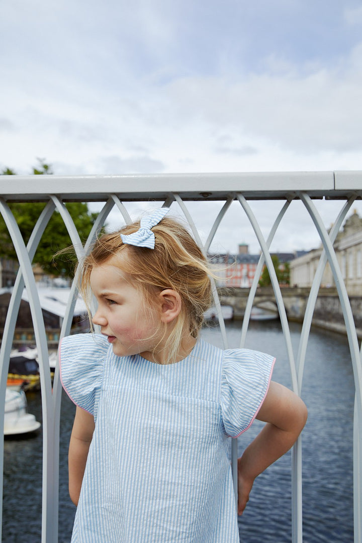 SEERSUCKER DRESS W. FRILL SLEEVES - SKY BLUE W CREAM STRIPE W PINK