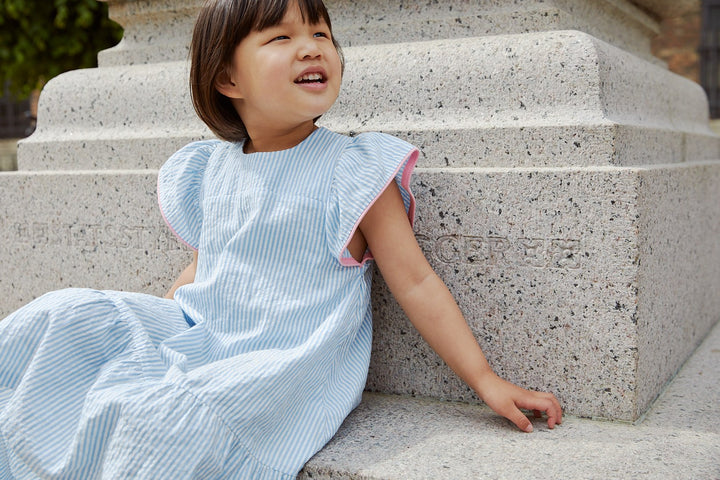 SEERSUCKER DRESS W. FRILL SLEEVES - SKY BLUE W CREAM STRIPE W PINK
